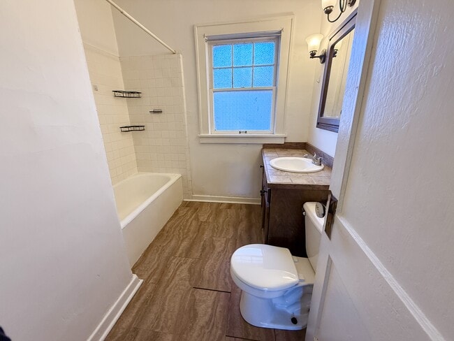 Building Photo - 834 Malvern Ave