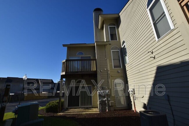 Building Photo - 525 E Lake Cir