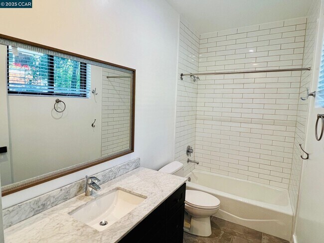 Building Photo - 6 Linda Vista