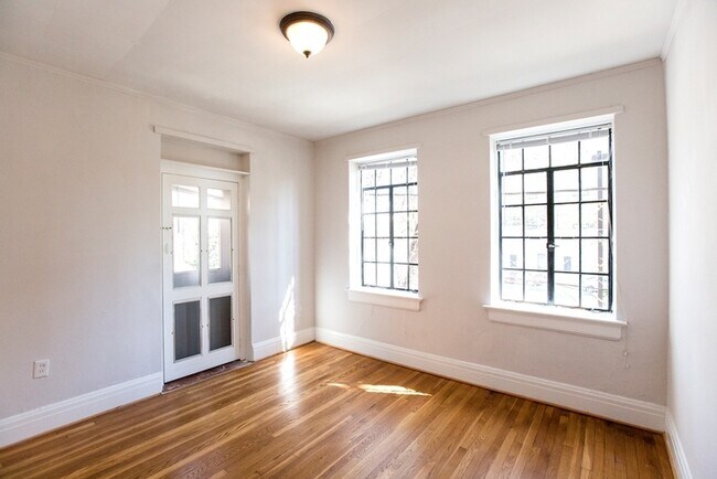Building Photo - 817 Hillsborough St