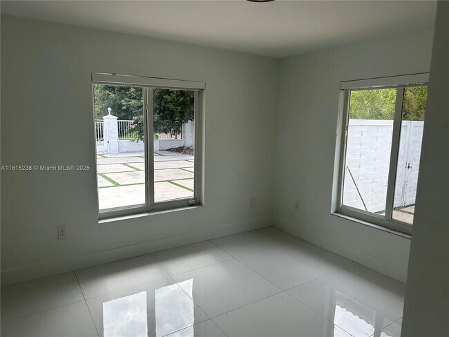 Building Photo - 465 NW 119th Ave