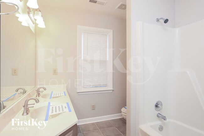 Building Photo - 1792 Glenridge Dr