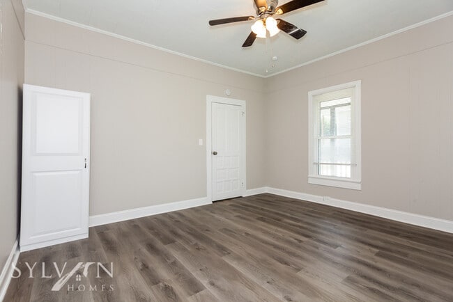 Building Photo - The living is easy in this 2 bedroom, 1 ba...
