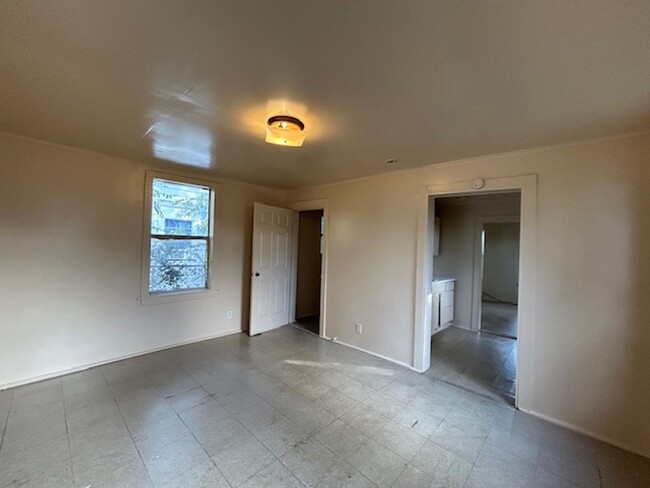 Building Photo - Updated 1 Bedroom 1 Bath Home for Lease in...