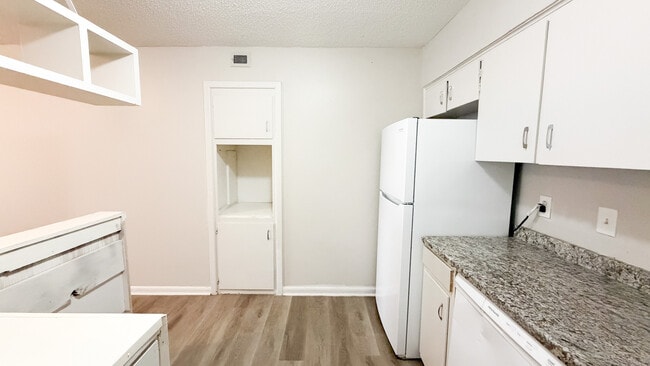 Building Photo - Kentwood Apartments