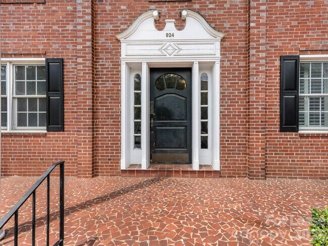 Building Photo - 924 Monticello Terrace
