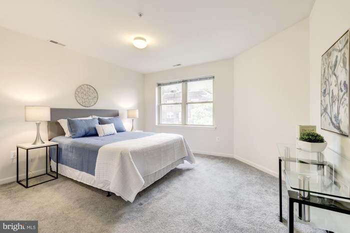 Building Photo - 1240 Holbrook Ter NE