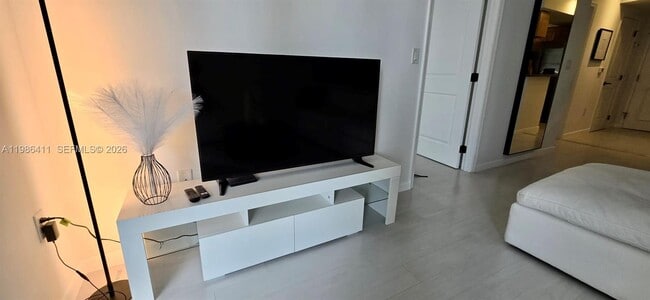 Building Photo - 347 N New River Dr E