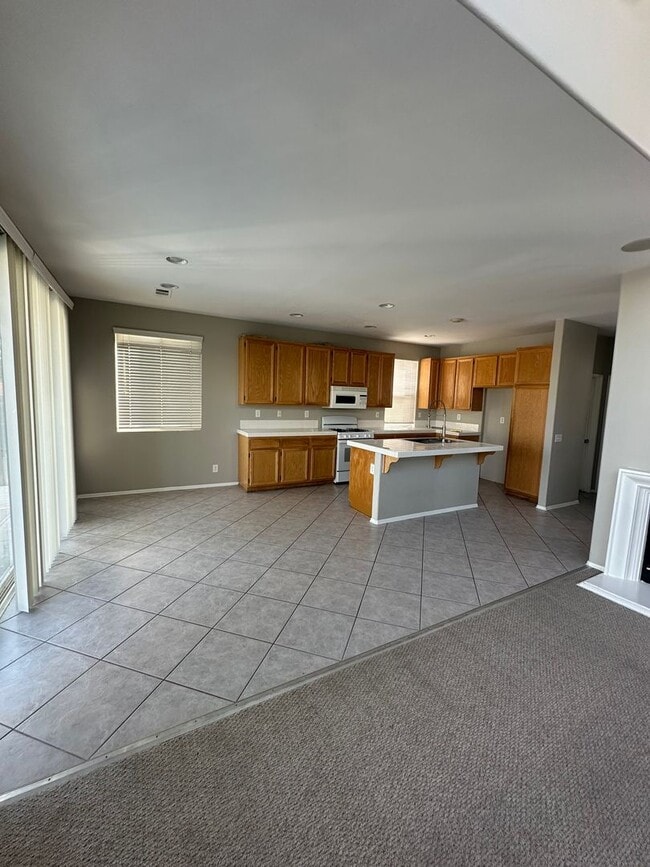 Building Photo - Beautiful Lake Hills Home with Sparkling Pool – A Must See!