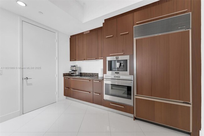 Building Photo - 15811 Collins Ave