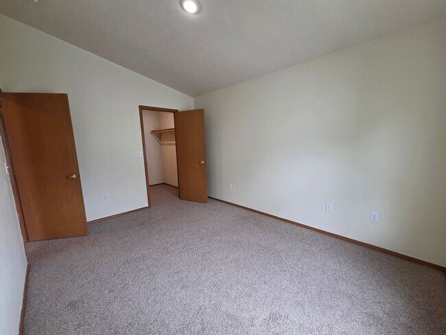 Building Photo - 13216 E 31st Ct