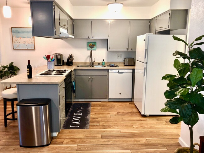 Building Photo - Salem Suites - Furnished, Cable & Wi-Fi