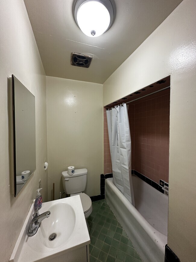 Building Photo - 8106 Holly St