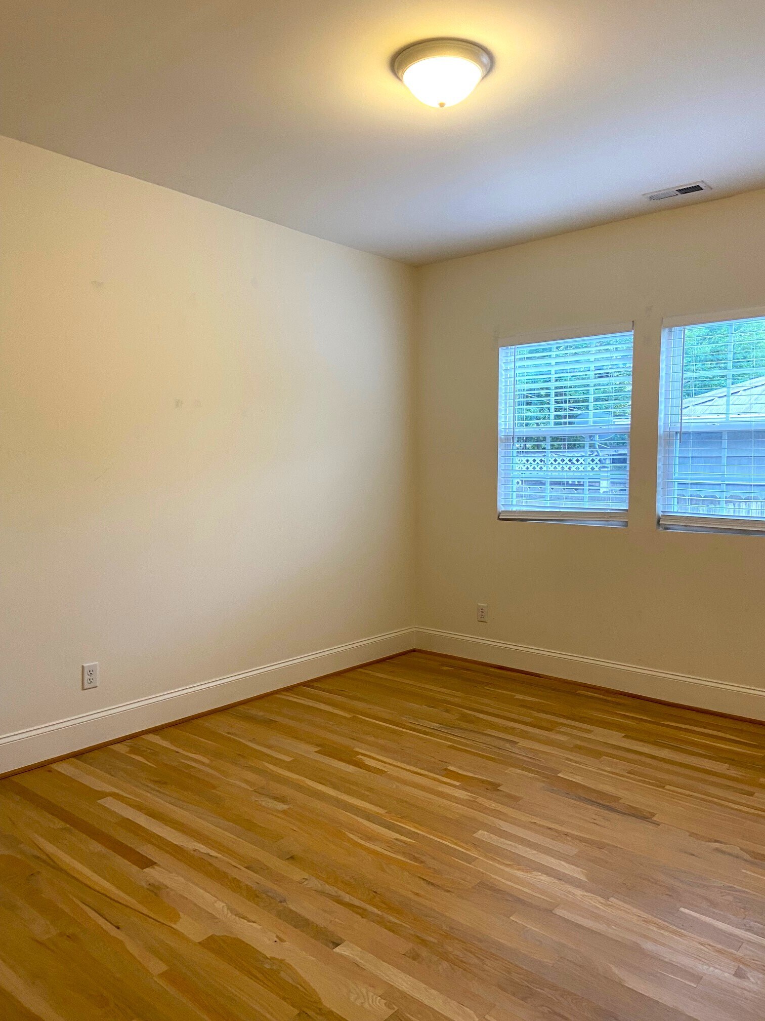 Building Photo - 529 10th Ave S