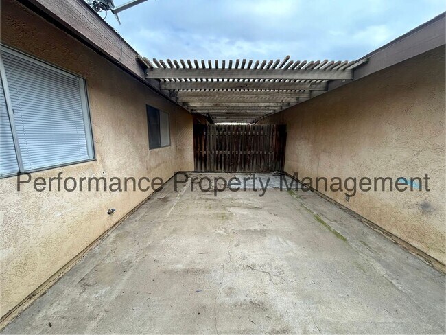 Building Photo - 239 W China Grade Loop