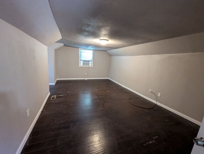 Building Photo - Pretty on Penfield - 3 Bedroom, 1 Bath Cha...