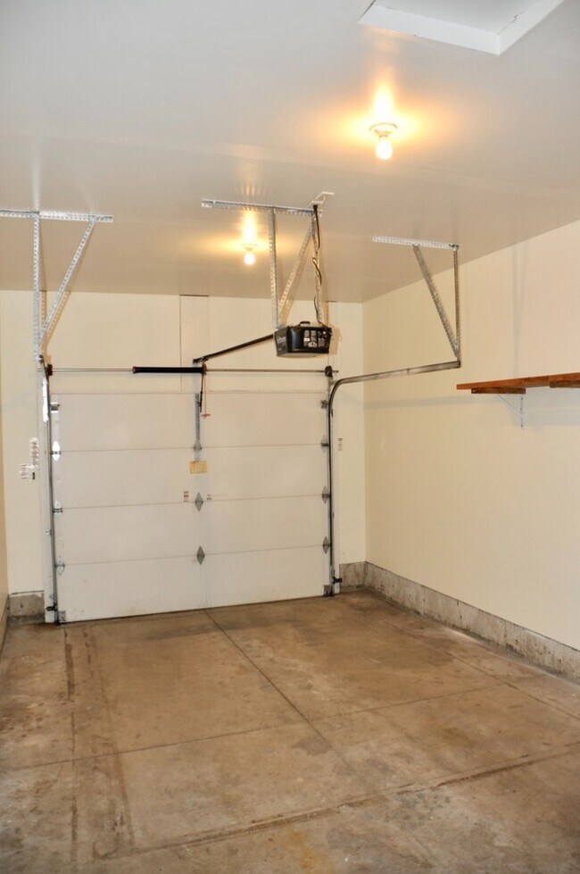 Building Photo - 2 bed 1 bath duplex