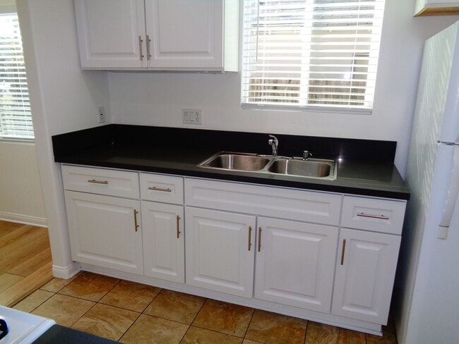 Building Photo - 2 Bedroom 1 Bath Remodeled House for Rent ...