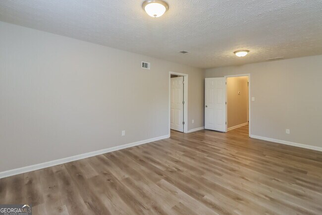 Building Photo - 220 Chesterfield Ct
