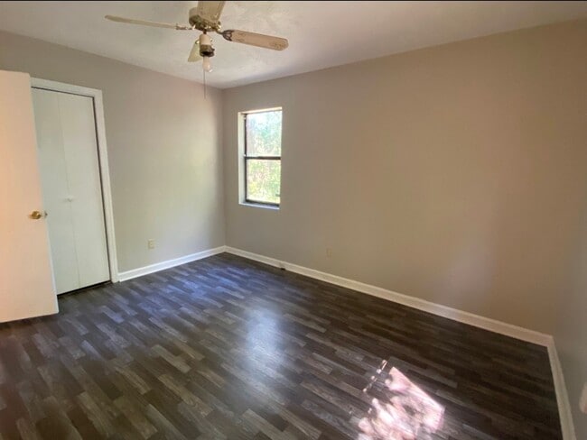 Building Photo - 3 bedroom with 2 bath brick home located i...