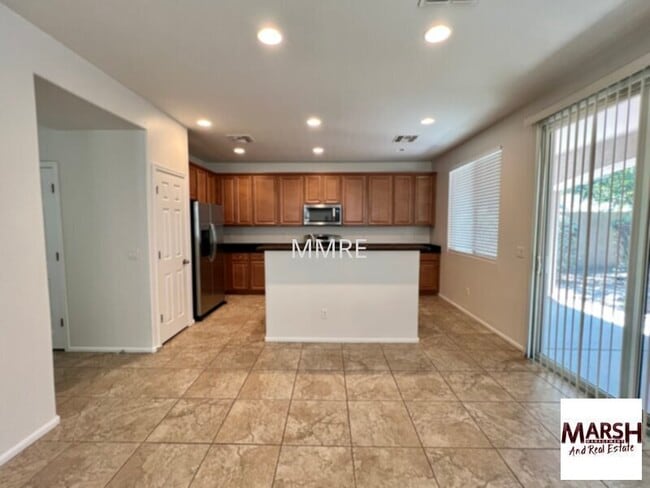 Building Photo - Beautiful 5 bedroom home with tons of livi...