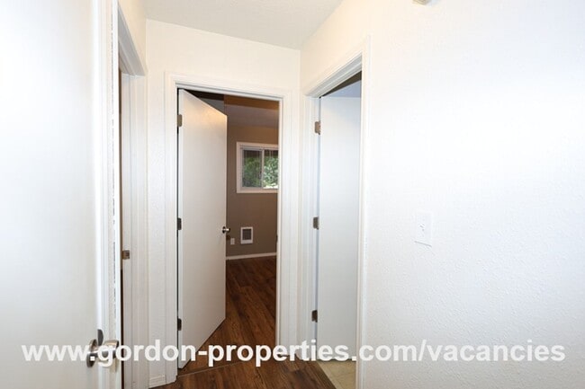 Building Photo - SE Green Vista Dr - Milwaukie 2 bedroom du...