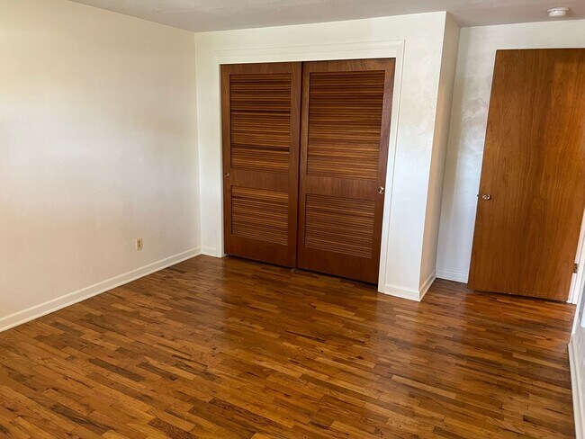 Building Photo - 3 bedroom 1 bathroom single level home!