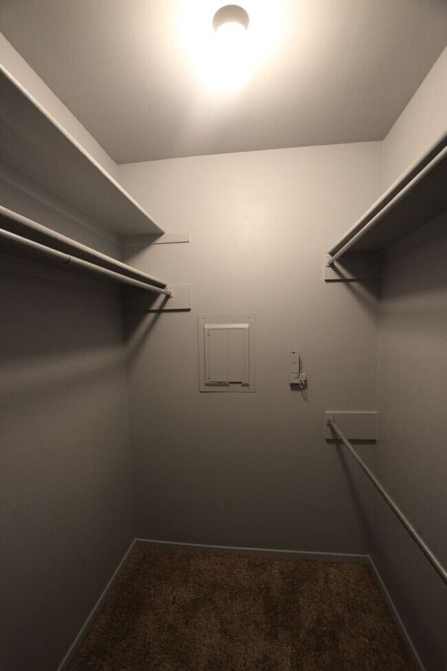 Building Photo - Tour Today: Downstairs 1 Bed 1 Bath Apartment!