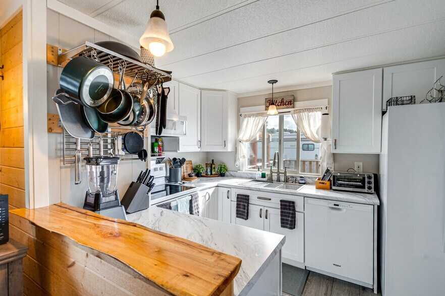 Building Photo - 4876 Railroad Ave