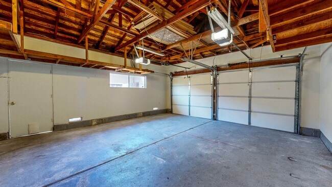 Building Photo - 1925 Leafgreen Dr