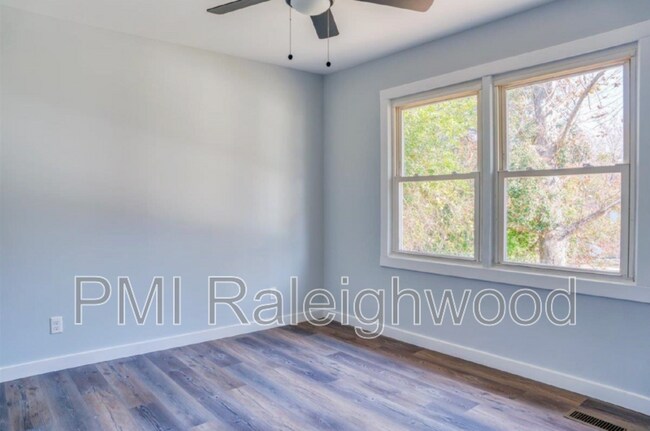 Building Photo - 2204 Emerson Pl