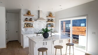 Building Photo - Hollywood Luxury Living