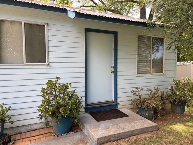 Building Photo - Cozy Country Home in the Suburb
