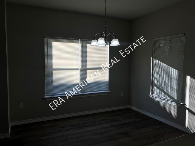 Building Photo - 714 Robinson Ave E