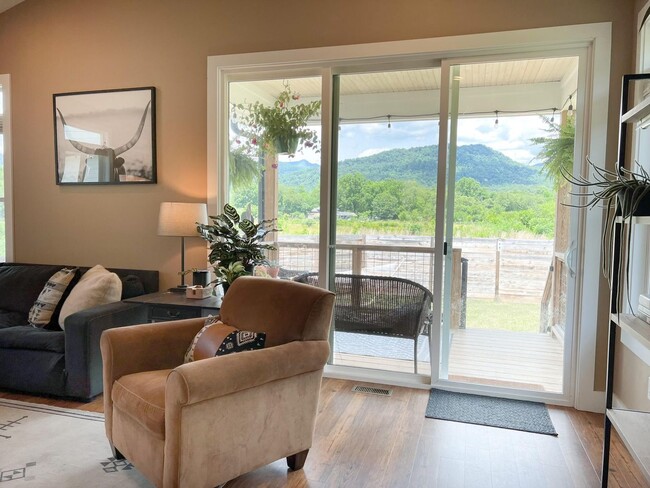 Building Photo - Gorgeous Swannanoa Rental!