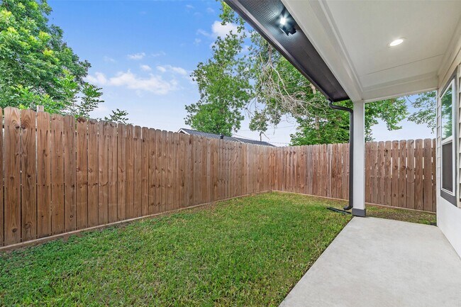 Building Photo - 837 W Little York Rd