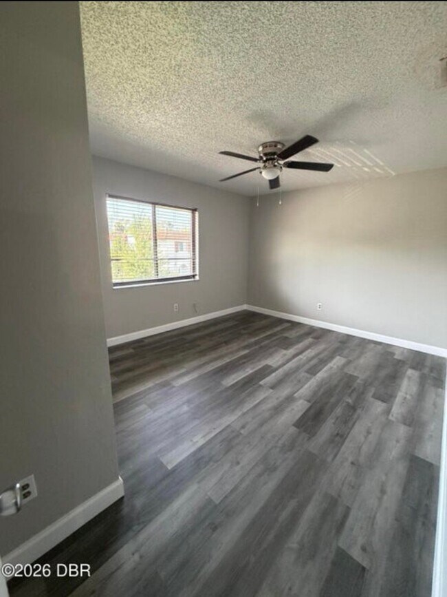 Building Photo - 2028 Oak Meadow Cir