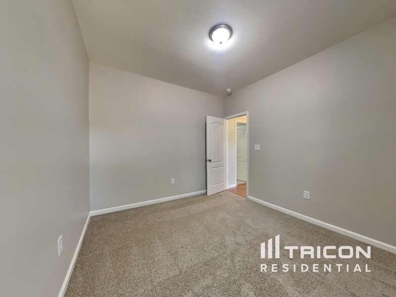 Building Photo - 163 Hay Field Dr