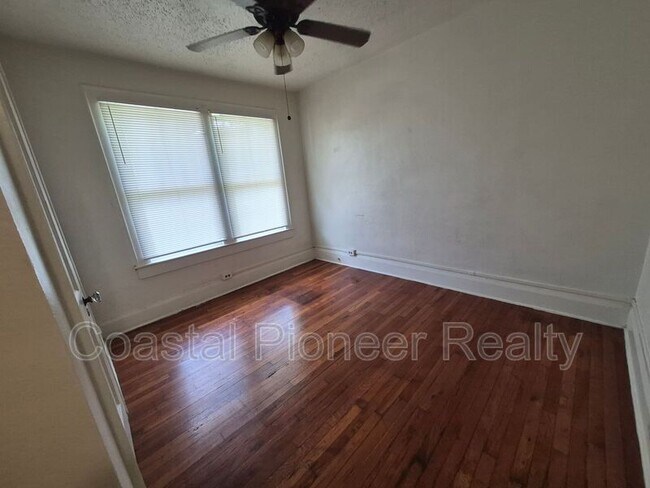 Building Photo - 4015 N Seminole Ave
