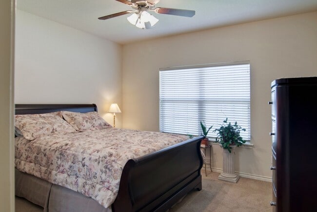 Building Photo - AUGUST 2026 Pre-Lease in Aggie Acres!