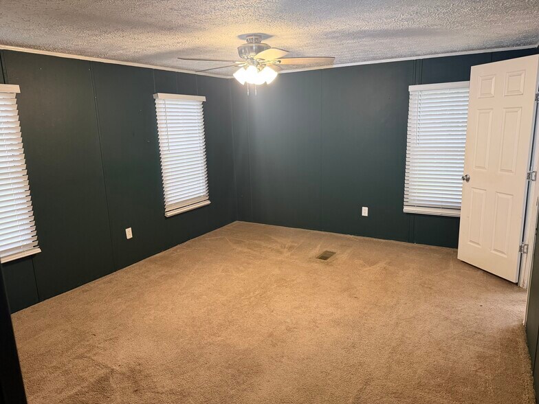 Building Photo - 104 Middle Trl