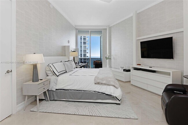 Building Photo - 15901 Collins Ave