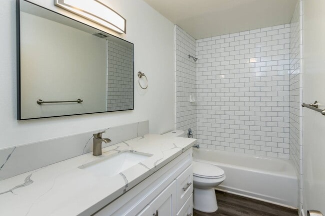 Building Photo - Corner unit with mountain views!!