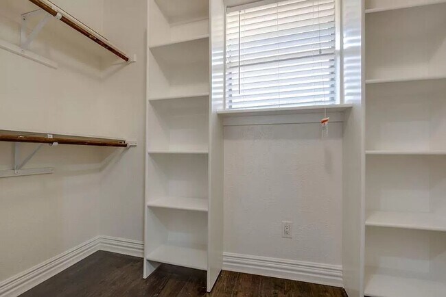 Building Photo - Conveniently located condo in Dallas