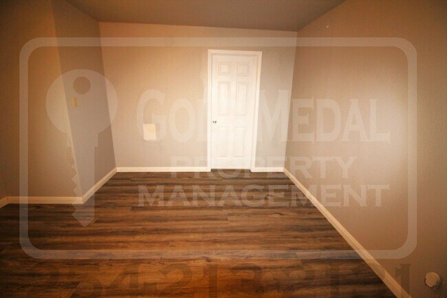 Building Photo - 205 E Vardeman Ave