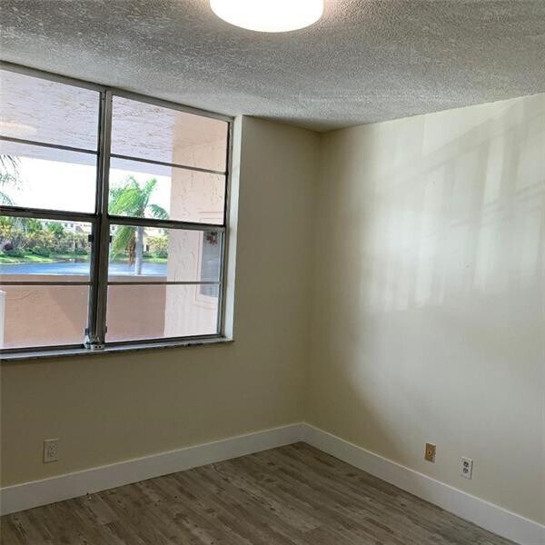 Building Photo - 250 Jacaranda Dr