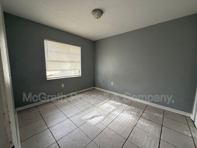Building Photo - 3826 Lakeshore Dr