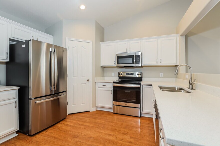 Building Photo - 8558 Maul Oak Dr