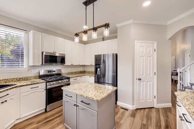 Building Photo - Spacious 5 Bed/4 Bath Home with Finished Basement in Erie