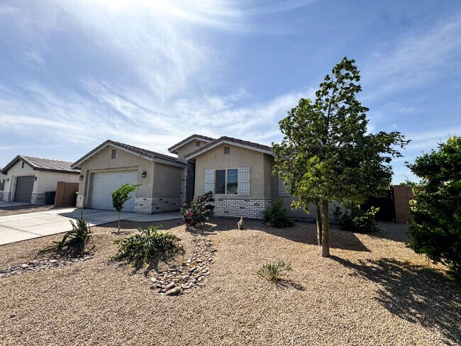 Building Photo - "Spacious 4-Bedroom, 2-Bathroom home in Prime Yuma!"